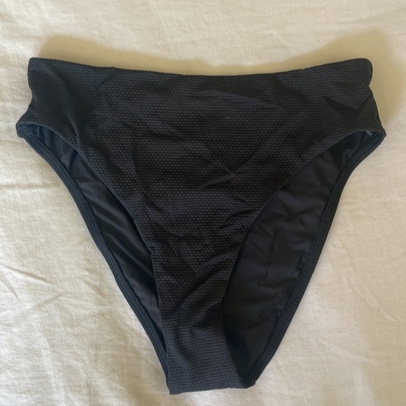 High-Waisted + Underwire Bikini Top - Picture 5 of 9